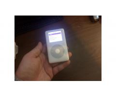 +++ Vintage iPod 2004 -- Very Cool, Excellent Condition! +++